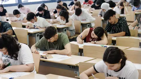 Varios alumnos realizan el primer examen durante la primera jornada de la PAU Varios alumnos realizan el primer examen durante la primera jornada de la PAU