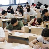 Varios alumnos realizan el primer examen durante la primera jornada de la PAU