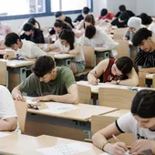 Varios alumnos realizan el primer examen durante la primera jornada de la PAU Varios alumnos realizan el primer examen durante la primera jornada de la PAU