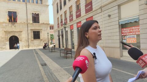 Mar Chord&aacute; ante el Ayuntamiento de Alzira compadeciendo ante los medios