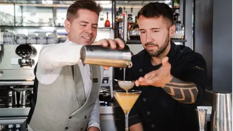 La Terraza de Solecio y Renard Cocktail Club elevan el arte de la mixología en las alturas de Málaga Solecio