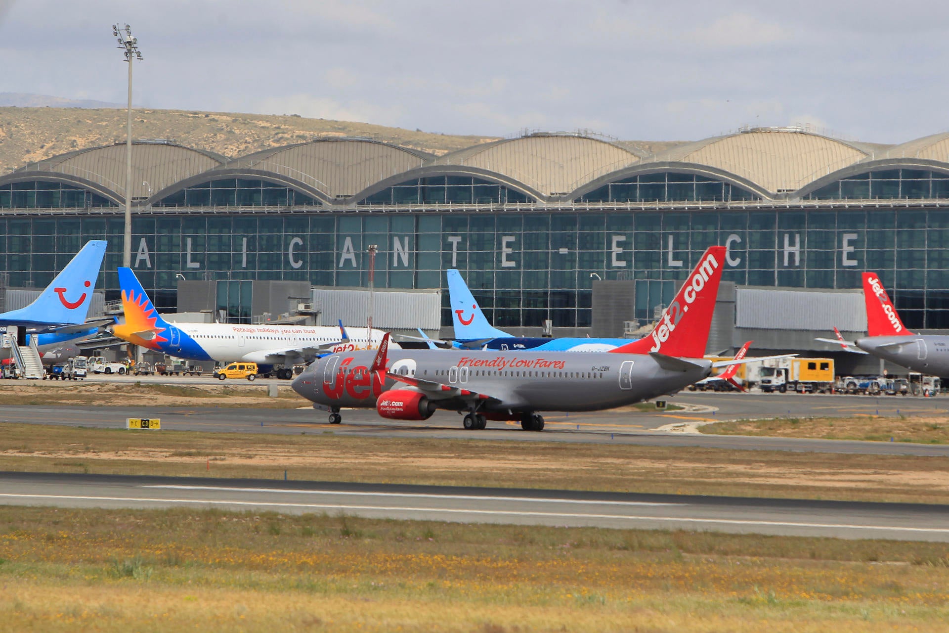 Vuelve la normalidad al aeropuerto de El Altet tras el retraso de varios vuelos a causa de un incendio Vuelve la normalidad al aeropuerto de El Altet tras el retraso de varios vuelos a causa de un incendio