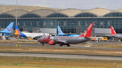 Aviones en el Aeropuerto Alicante-Elche 'Miguel Hernández'. 