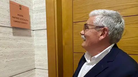 Floro ha hecho efectiva su renuncia como portavoz del grupo municipal socialista de Gijón Floro ha hecho efectiva su renuncia como portavoz del grupo municipal socialista de Gijón