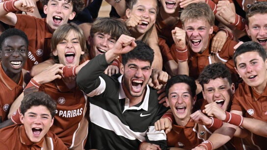 Alcaraz celebra con los recogepelotas su victoria en Roland Garros