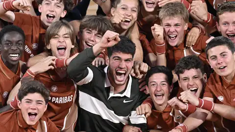 Alcaraz celebra con los recogepelotas su victoria en Roland Garros Alcaraz celebra con los recogepelotas su victoria en Roland Garros