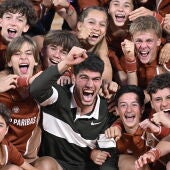 Alcaraz celebra con los recogepelotas su victoria en Roland Garros