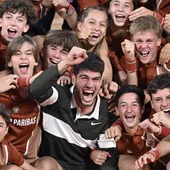 Alcaraz celebra con los recogepelotas su victoria en Roland Garros Alcaraz celebra con los recogepelotas su victoria en Roland Garros