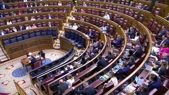 La entrada de Cerdán al hemiciclo casi provoca la suspensión del Pleno por los gritos de "dimisión" del PP