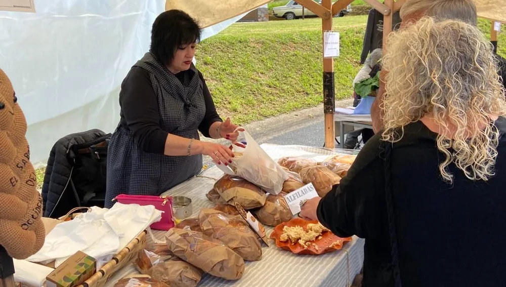 Una veintena de puestos de alfiladas, rapa y artesanía te esperan en el V Festival de la Rapa y la Alfilada. Una veintena de puestos de alfiladas, rapa y artesanía te esperan en el V Festival de la Rapa y la Alfilada.