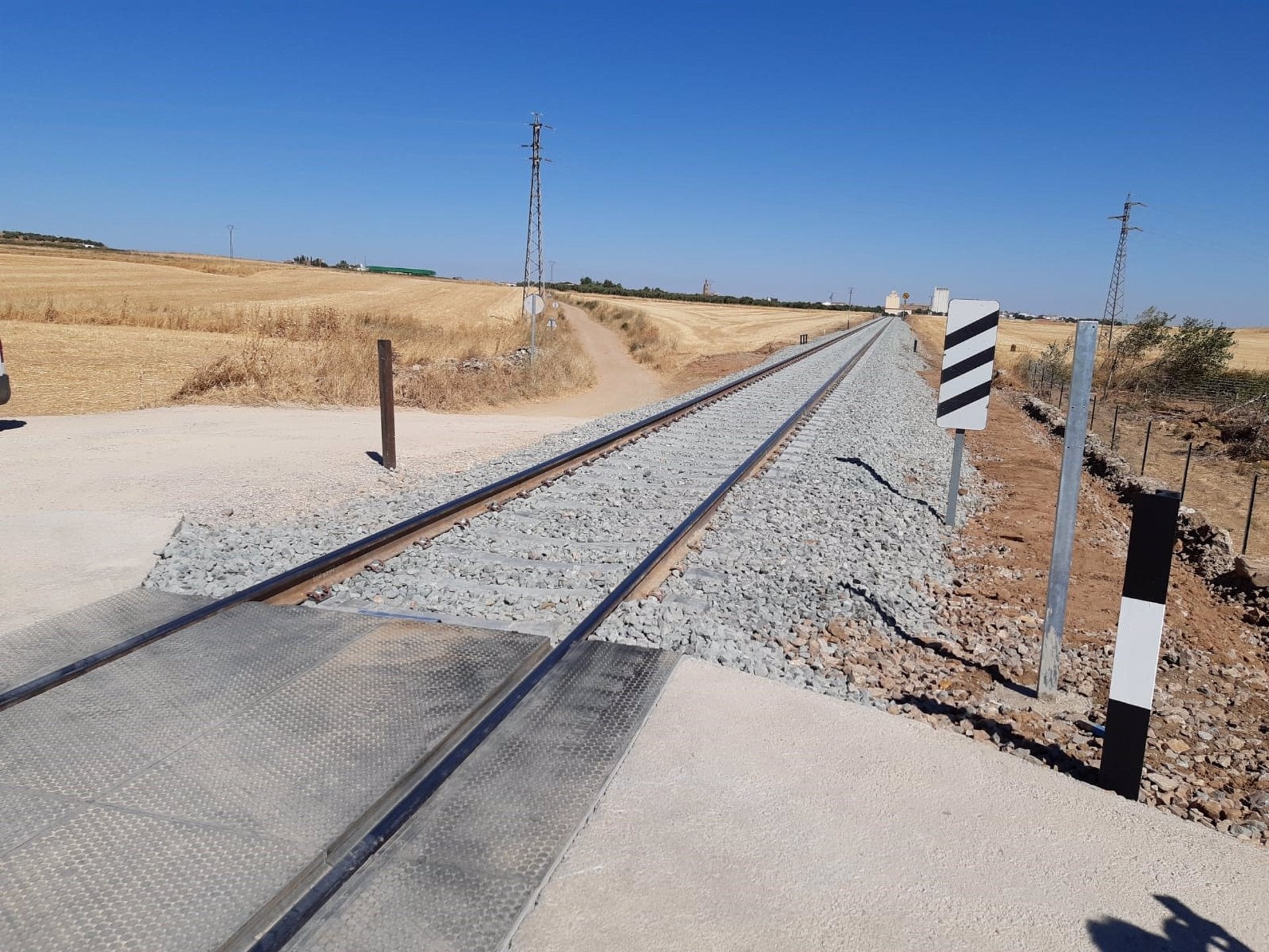 ADIF licita la mejora de la protección de nueve pasos a nivel en la provincia de Badajoz por 3,8 millones de euros ADIF licita la mejora de la protección de nueve pasos a nivel en la provincia de Badajoz por 3,8 millones de euros