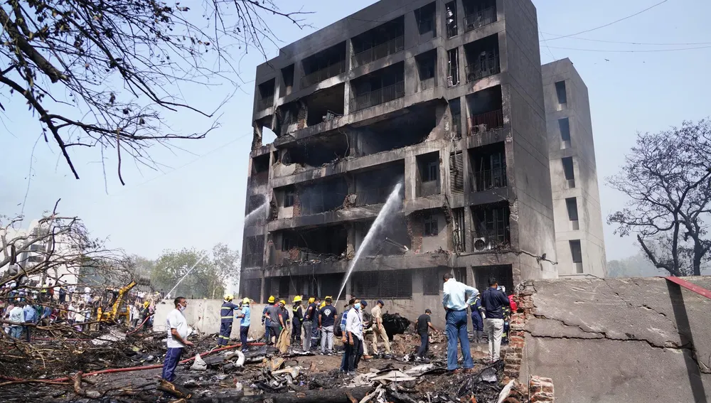 Un avión de Air India con más de 240 personas a bordo se estrella tras despegar en Ahmedabad. Un avión de Air India con más de 240 personas a bordo se estrella tras despegar en Ahmedabad.