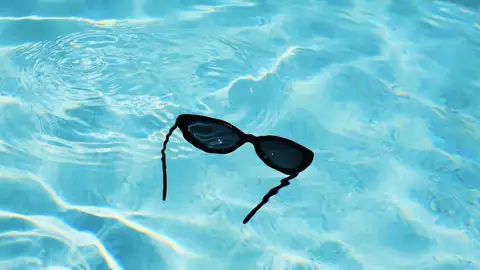 Las gafas de sol deberán ir sujetas por un cordón en la piscina Las gafas de sol deberán ir sujetas por un cordón en la piscina