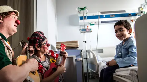 Atención a un menor ingresado por parte de los payasos de la entidad. Atención a un menor ingresado por parte de los payasos de la entidad.