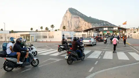 Trabajadores se dirigen a Gibraltar para comenzar su jornada laboral. Trabajadores se dirigen a Gibraltar para comenzar su jornada laboral.