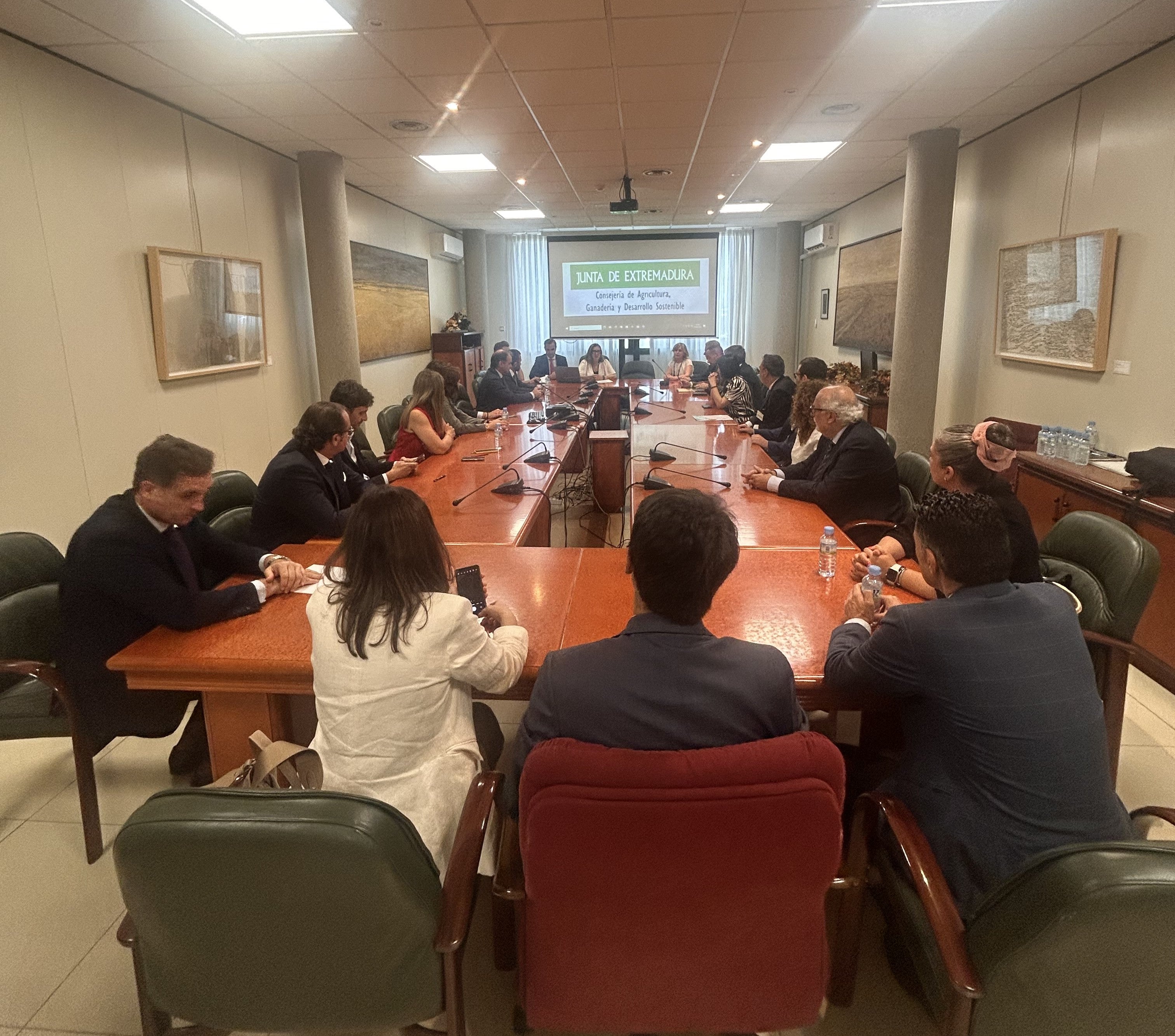 Agricultura firma con once entidades financieras un convenio para la gestión de los préstamos al olivar y viñedo de secano Agricultura firma con once entidades financieras un convenio para la gestión de los préstamos al olivar y viñedo de secano