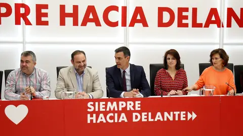 Sánchez habla con Ábalos, quien está al lado de Cerdán, en una reunión de la Comisión Ejecutiva Federal del PSOE. Sánchez habla con Ábalos, quien está al lado de Cerdán, en una reunión de la Comisión Ejecutiva Federal del PSOE.
