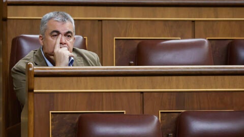 Santos Cerdán en una imagen de la sesión de control de ayer en el escaño/ EFE/ JUAN CARLOS HIDALGO