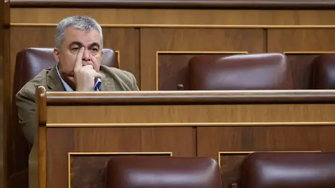 Santos Cerdán en una imagen de la sesión de control de ayer en el escaño Santos Cerdán en una imagen de la sesión de control de ayer en el escaño/ EFE/ JUAN CARLOS HIDALGO