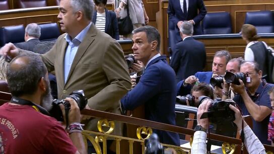 El v&iacute;deo del 'no saludo' entre Pedro S&aacute;nchez y Santos Cerd&aacute;n en el Congreso: ni se miran a la cara