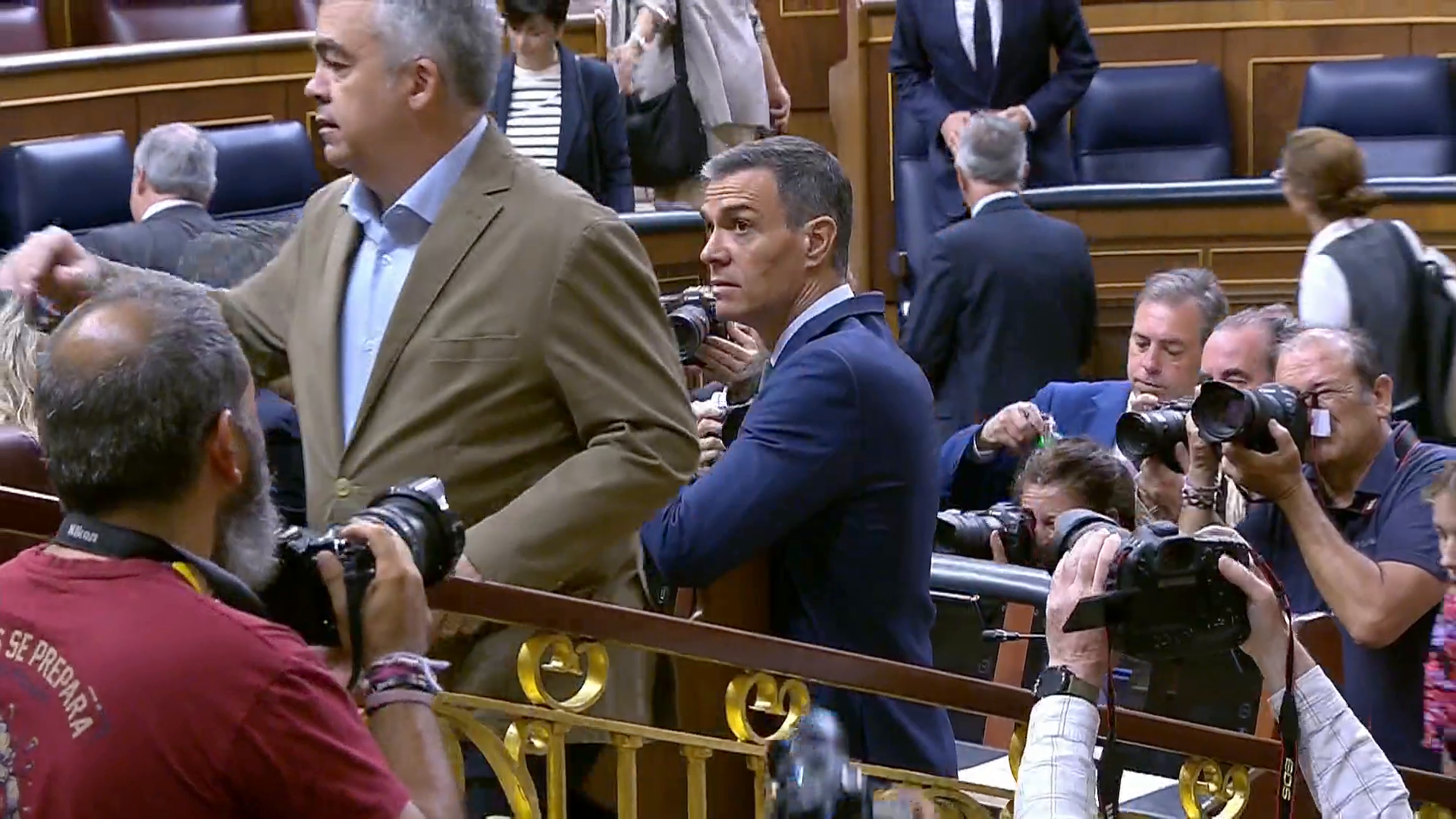 El vídeo del 'no saludo' entre Pedro Sánchez y Santos Cerdán en el Congreso: ni se miran a la cara El vídeo del 'no saludo' entre Pedro Sánchez y Santos Cerdán en el Congreso: ni se miran a la cara