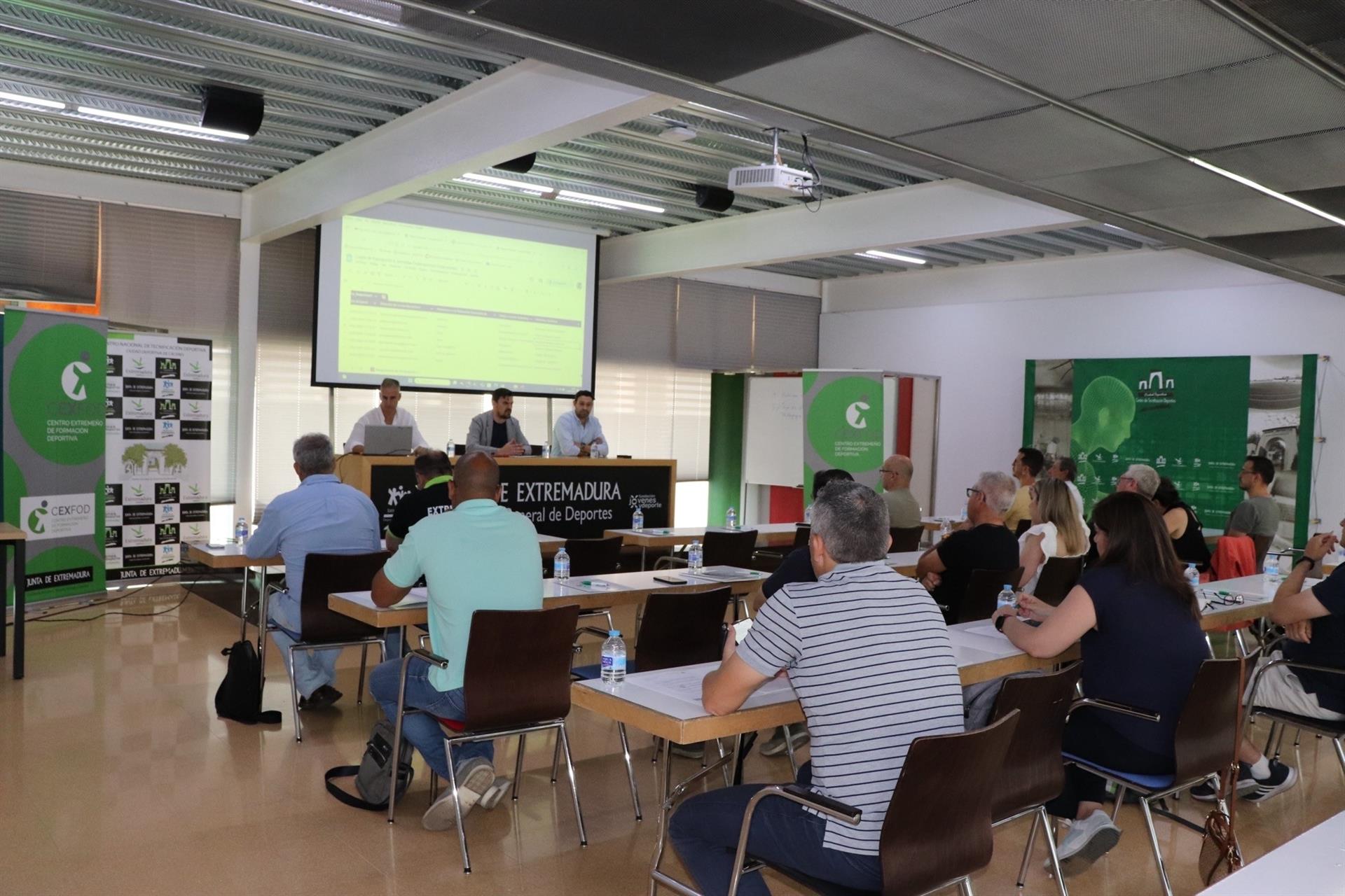 La Junta de Extremadura impulsa con una jornada en Cáceres la formación de monitores y entrenadores deportivos La Junta de Extremadura impulsa con una jornada en Cáceres la formación de monitores y entrenadores deportivos
