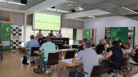 La Junta de Extremadura impulsa con una jornada en Cáceres la formación de monitores y entrenadores deportivos La Junta de Extremadura impulsa con una jornada en Cáceres la formación de monitores y entrenadores deportivos