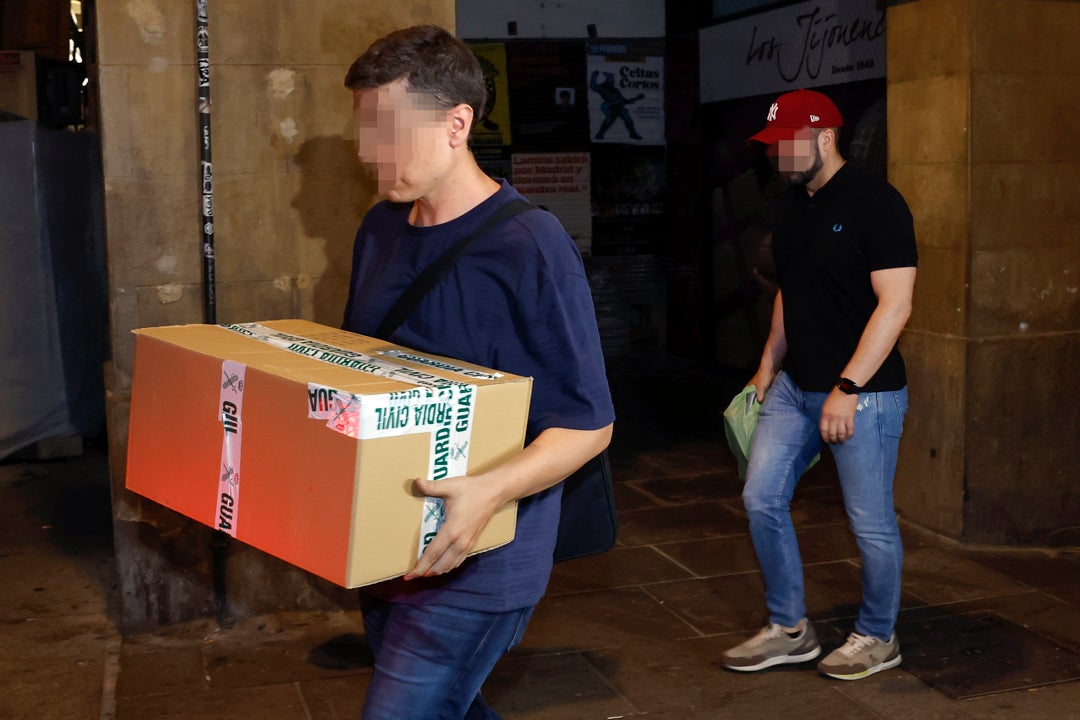 La UCO halla un pendrive del Gobierno cántabro en casa de un constructor del caso Koldo La UCO halla un pendrive del Gobierno cántabro en casa de un constructor del caso Koldo