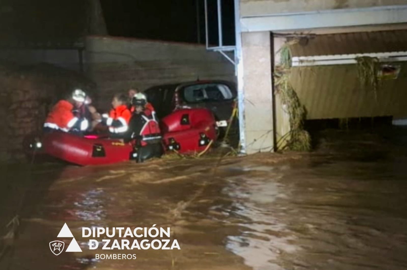 Rescatadas 10 personas y cortes de carreteras, luz y agua por las fuertes tormentas en varios municipios de Zaragoza y Teruel Rescatadas 10 personas y cortes de carreteras, luz y agua por las fuertes tormentas en varios municipios de Zaragoza y Teruel