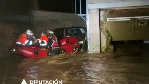 Bomberos de la Diputación de Zaragoza rescatan a ciudadanos con una balsa tras las inundaciones por las fuertes lluvias en Azuara y Letux. Rescatadas 10 personas y cortes de carreteras, luz y agua por las fuertes tormentas en varios municipios de Zaragoza Teruel