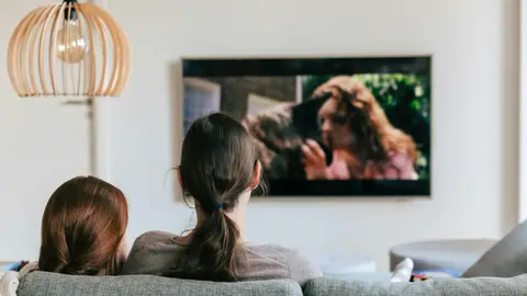 Dos chicas viendo la televisión Dos chicas viendo la televisión