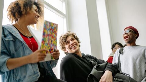 Varios j&oacute;venes ri&eacute;ndose