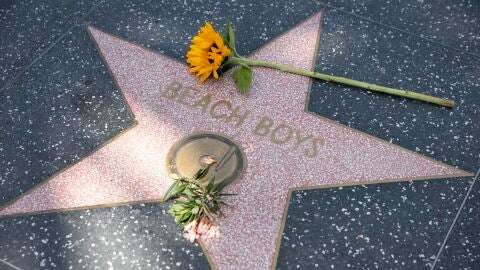 Flores sobre la estrella de los Beach Boys en el Paseo de la Fama de Hollywood, en Los &Aacute;ngeles, California, EE. UU.