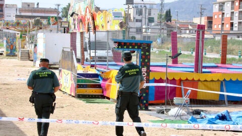 Agentes de la Guardia Civil precintan las camas elásticas del recinto ferial de la pedanía murciana de Alquerías después de que una niña de dos años falleciera esta madrugada al recibir una descarga eléctrica.