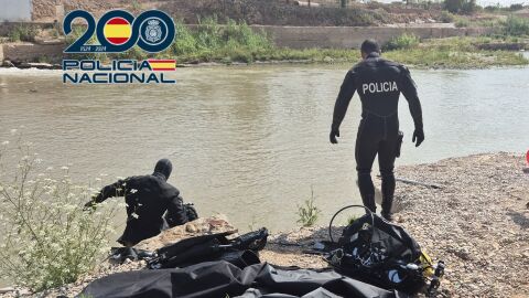 Dispositivo de la Polic&iacute;a Nacional de b&uacute;squeda del ba&ntilde;ista desaparecido en el R&iacute;o T&uacute;ria a su paso por Manises (Val&egrave;ncia)