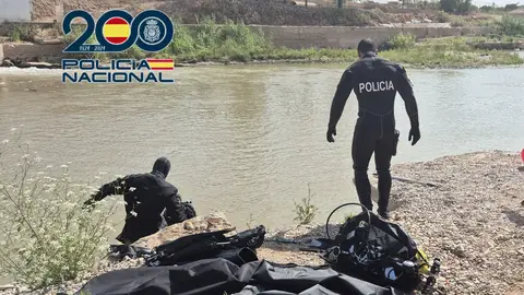 Dispositivo de la Policía Nacional de búsqueda del bañista desaparecido en el Río Túria a su paso por Manises (València) Dispositivo de la Policía Nacional de búsqueda del bañista desaparecido en el Río Túria a su paso por Manises (València)