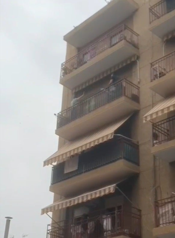 Detenido en Elche un hombre tras atrincherarse con un cuchillo en el balcón de su vivienda Detenido en Elche un hombre tras atrincherarse con un cuchillo en el balcón de su vivienda
