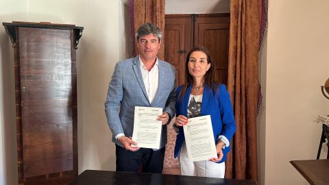 Ruth Merino firma en Villajoyosa la cesi&oacute;n de los antiguos juzgados