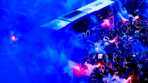 15-6-2025 Recibimiento de los aficionados del Oviedo a su equipo en Miranda de Ebro
