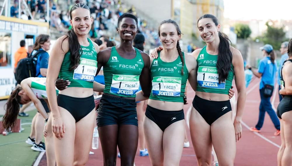 El equipo femenino, segundo del podio El equipo femenino, segundo del podio