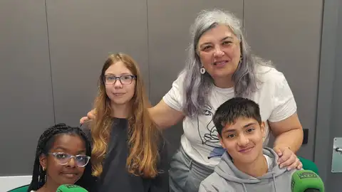 Sara, Aitana y Jon entrevistan a su directora Pilar Álvarez Sara, Aitana y Jon entrevistan a su directora Pilar Álvarez