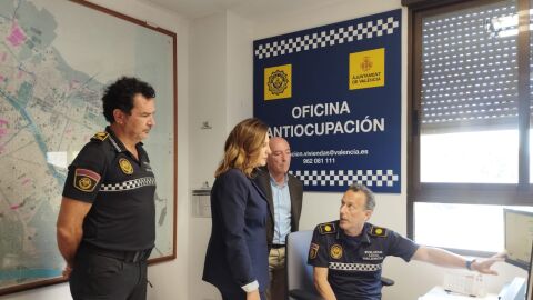 La alcaldesa de Val&egrave;ncia, Mar&iacute;a Jos&eacute; Catal&aacute;, visita la Oficina Antiocupaci&oacute;n de la Polic&iacute;a Local. 