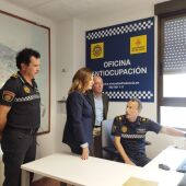 La alcaldesa de València, María José Catalá, visita la Oficina Antiocupación de la Policía Local. 