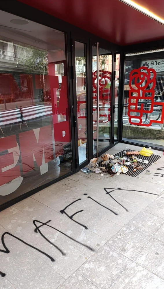 El PSOE denuncia un nuevo ataque a su sede de Cantabria con la palabra "mafia" El PSOE denuncia un nuevo ataque a su sede de Cantabria con la palabra "mafia"