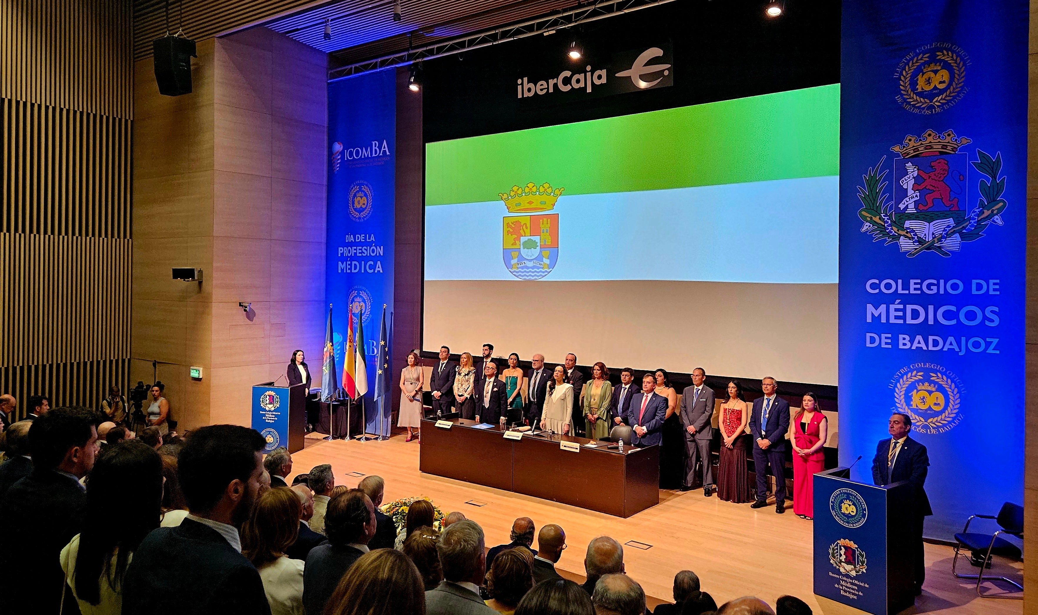 La Asociación Española de Derecho Sanitaria y AMA reciben la Medalla de Oro del Colegio de Médicos de Badajoz La Asociación Española de Derecho Sanitaria y AMA reciben la Medalla de Oro del Colegio de Médicos de Badajoz