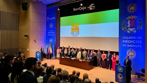 La Asociación Española de Derecho Sanitaria y AMA reciben la Medalla de Oro del Colegio de Médicos de Badajoz La Asociación Española de Derecho Sanitaria y AMA reciben la Medalla de Oro del Colegio de Médicos de Badajoz