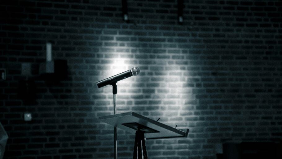Un micr&oacute;fono en un escenario