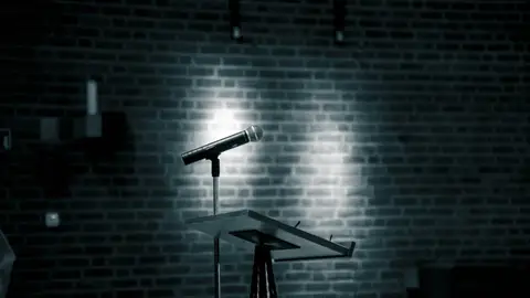 Un micrófono en un escenario Un micrófono en un escenario