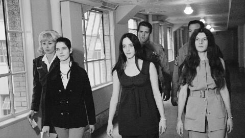 De izquierda a derecha: Leslie Van Houten, Susan Atkins y Patricia Krenwinkel