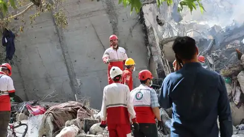 Los equipos de rescate están trabajando fuera de un edificio que fue alcanzado por un ataque aéreo israelí en Teherán. Los equipos de rescate están trabajando fuera de un edificio que fue alcanzado por un ataque aéreo israelí en Teherán.